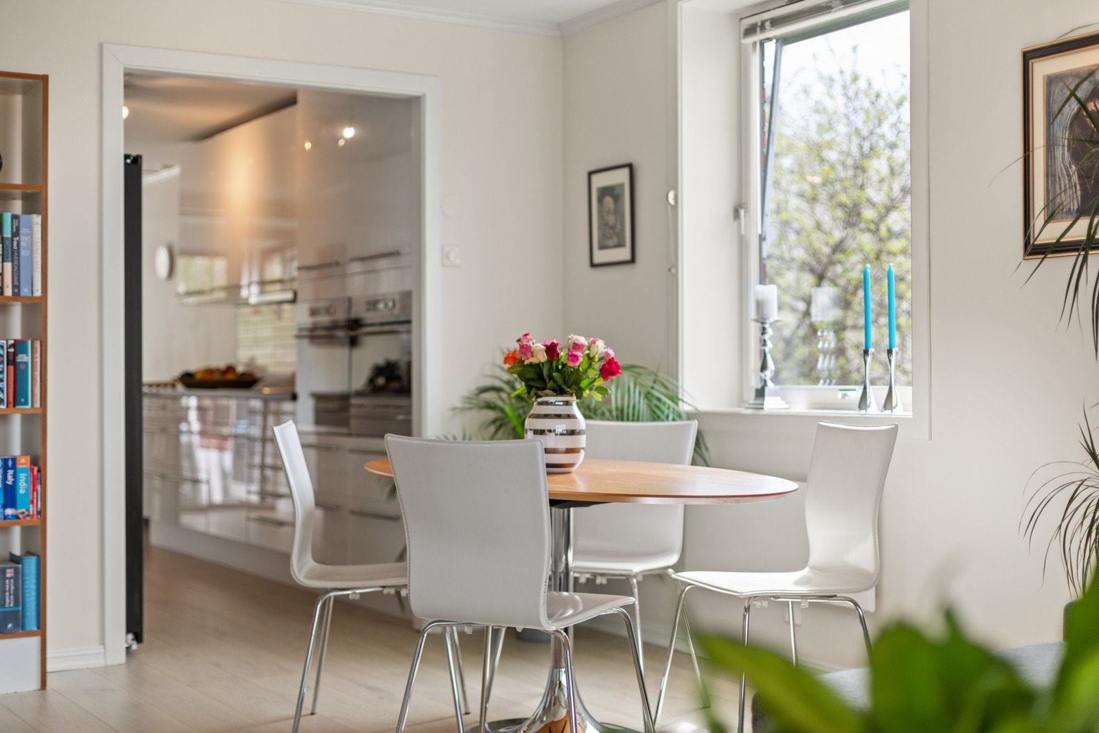 Spisestuen danner et naturlig skille mellom stue og kjøkken. Galleribilde