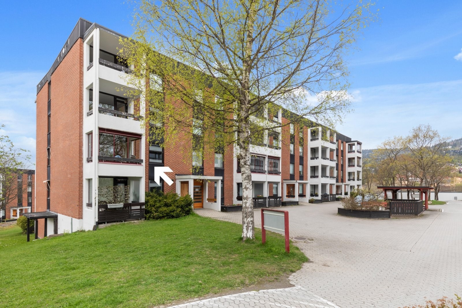 Her bor du rolig til ved foten av Holmenkollåsen med kort vei til marka, servicetilbud, skoler og barnehager - Og kun få minutters gange til kollektivtransport som bl.a. tar deg til Majorstuen på ca. 10 min. Galleribilde