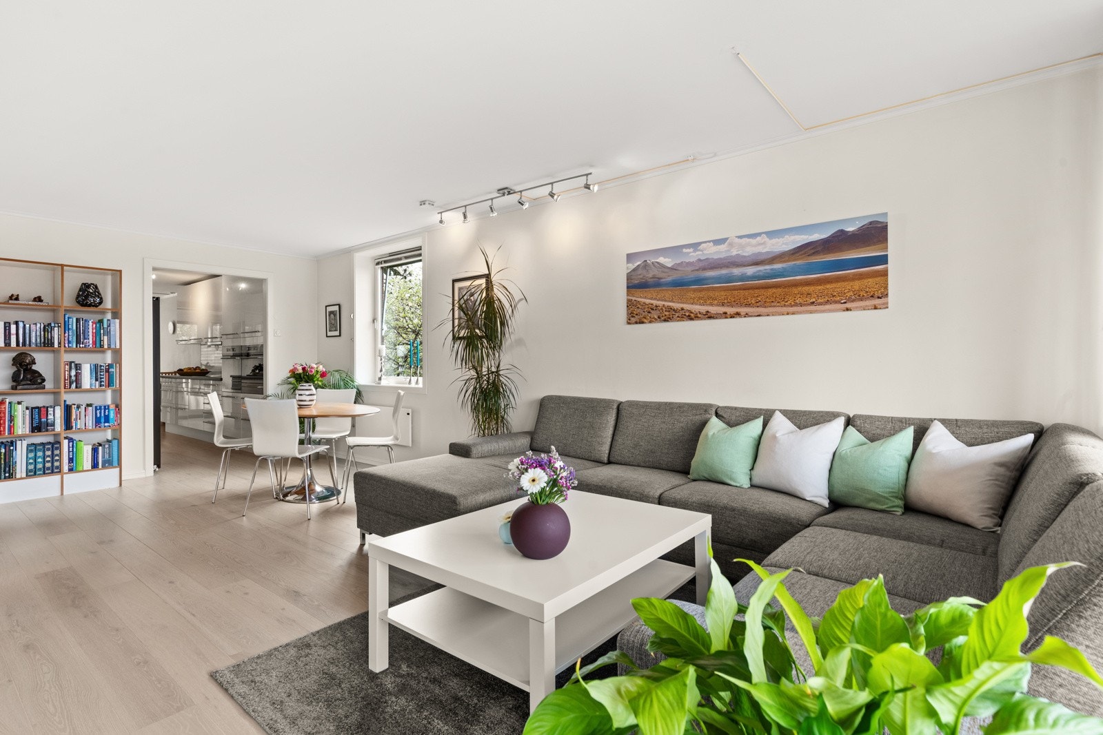 Stor stue i lyse og delikate fargevalg. Galleribilde