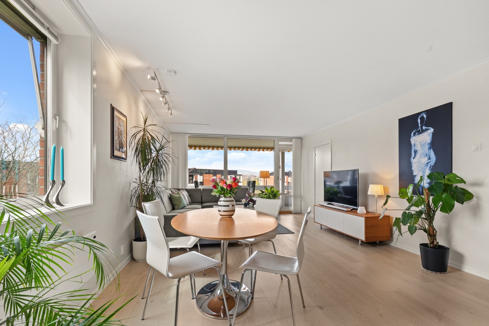 Den gjennomgående planløsningen og de store vindusflatene gir rikelig med naturlig lys og skaper en god romfølelse. Galleribilde