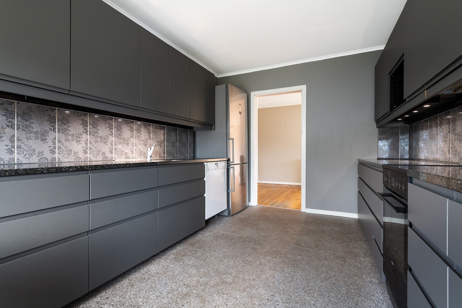 Et flott moderne kjøkken med masse plass i skuffer og skap. Galleribilde