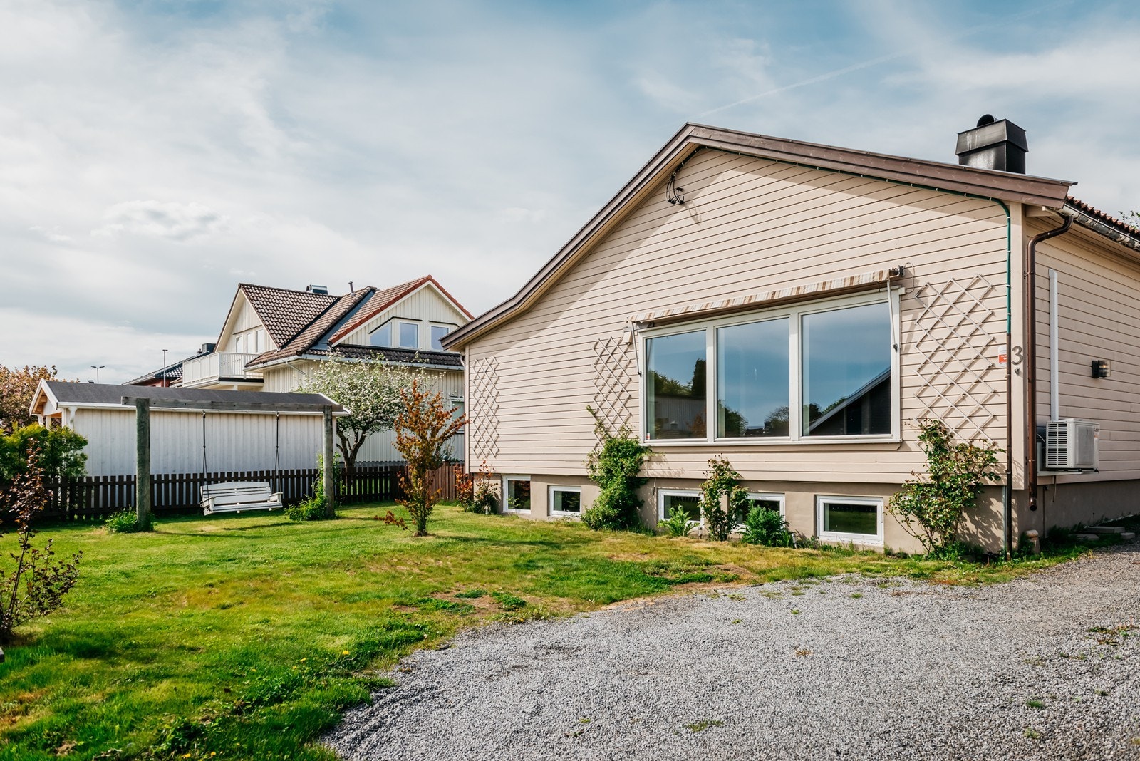 God plass til parkering i egen gårdsplass. Galleribilde