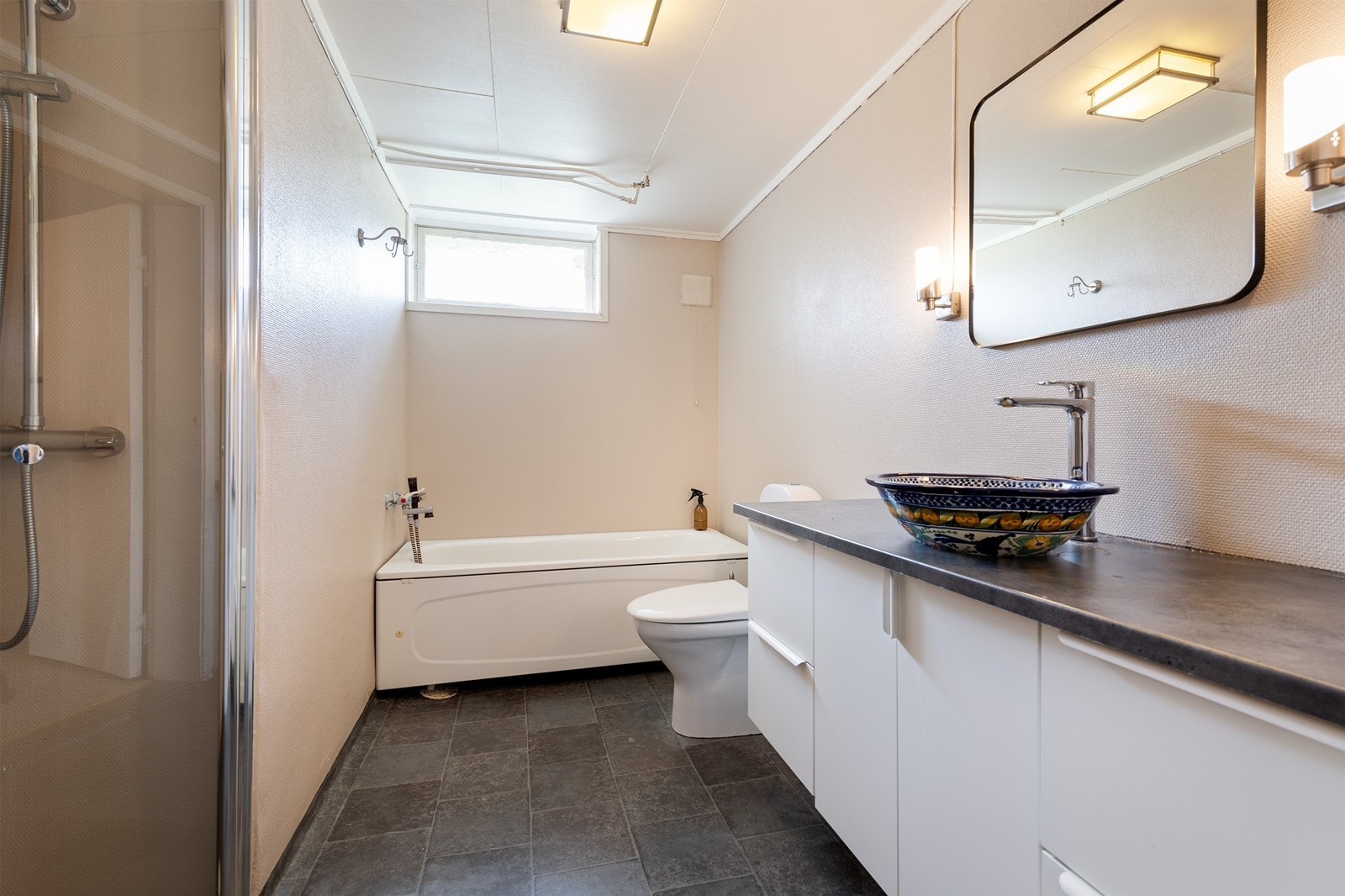 Bad i underetasjen. Galleribilde