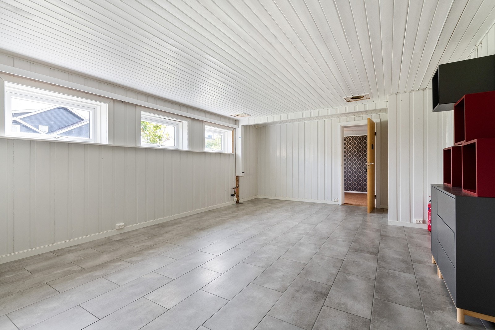 Stort rom i underetasjen, perfekt som kjellerstue. Galleribilde