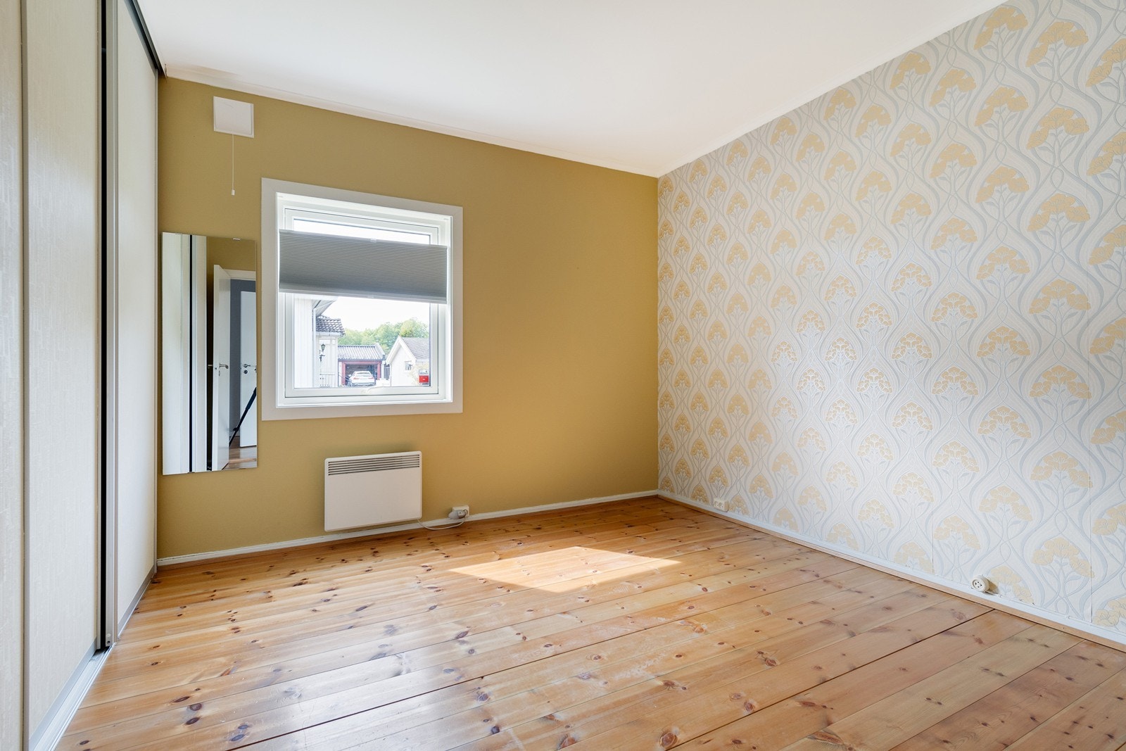 Soverom med skyvedørsgarderobe. Galleribilde