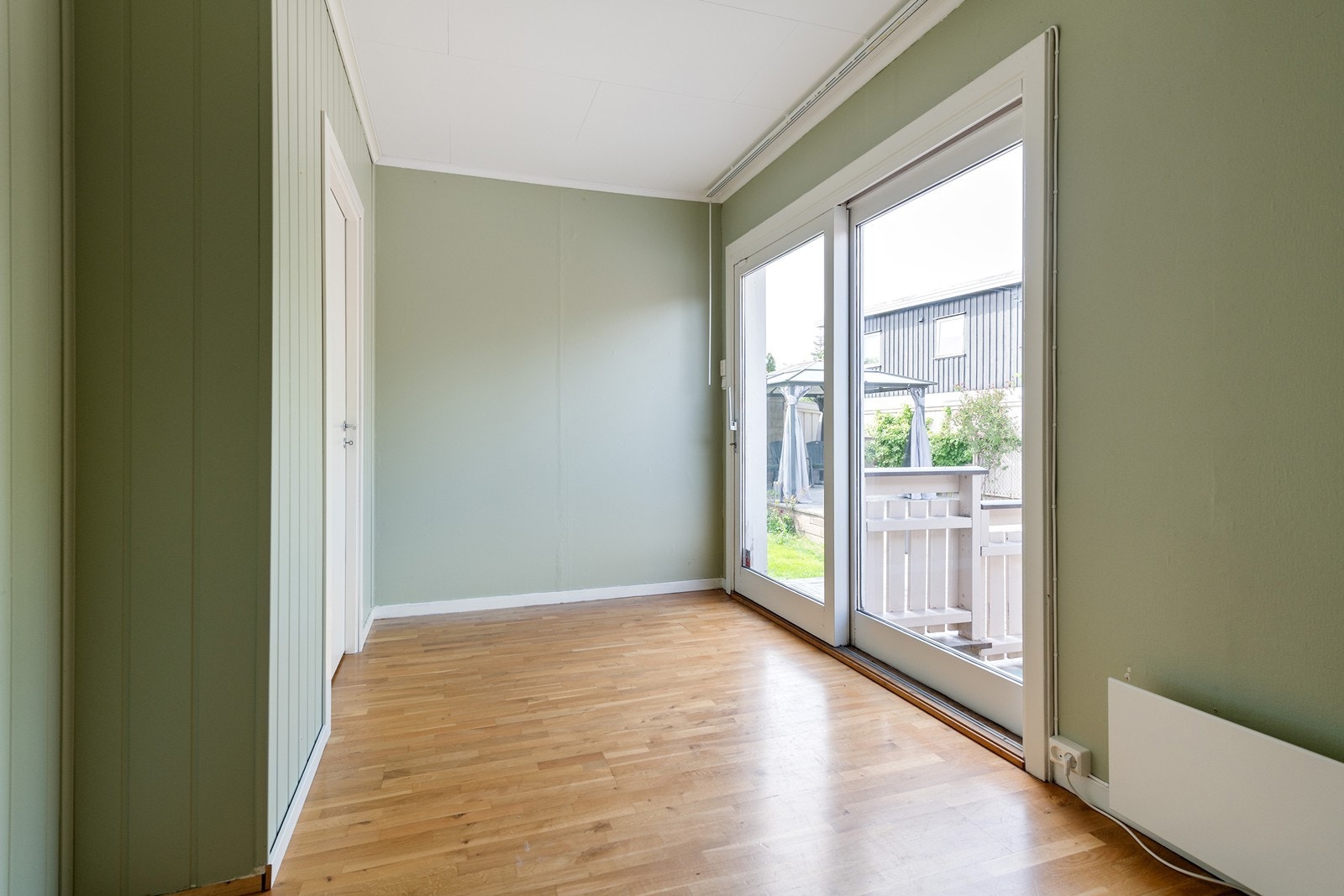 Fra soverom nr 2 har man utgang ut til avskjermet og koselig terrasse på baksiden av huset. Galleribilde