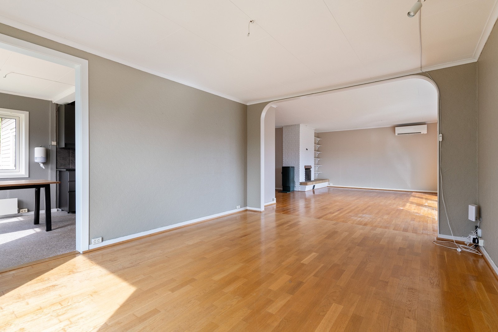 Det er to store stuer, så god plass til både spisestue, og sofakrok. Galleribilde