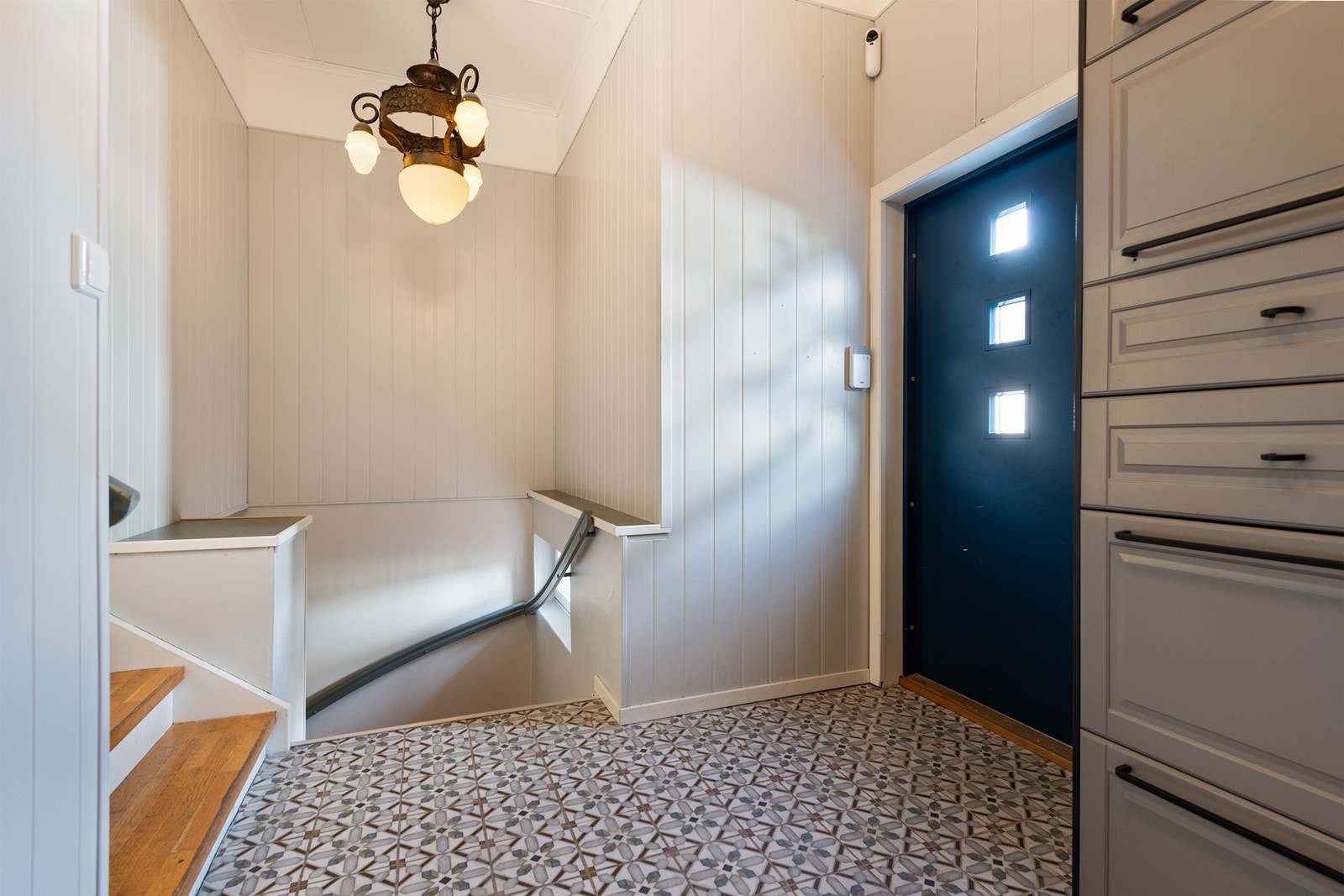 Velkommen inn! Høyt under taket og lagringsplass i gangen! Galleribilde