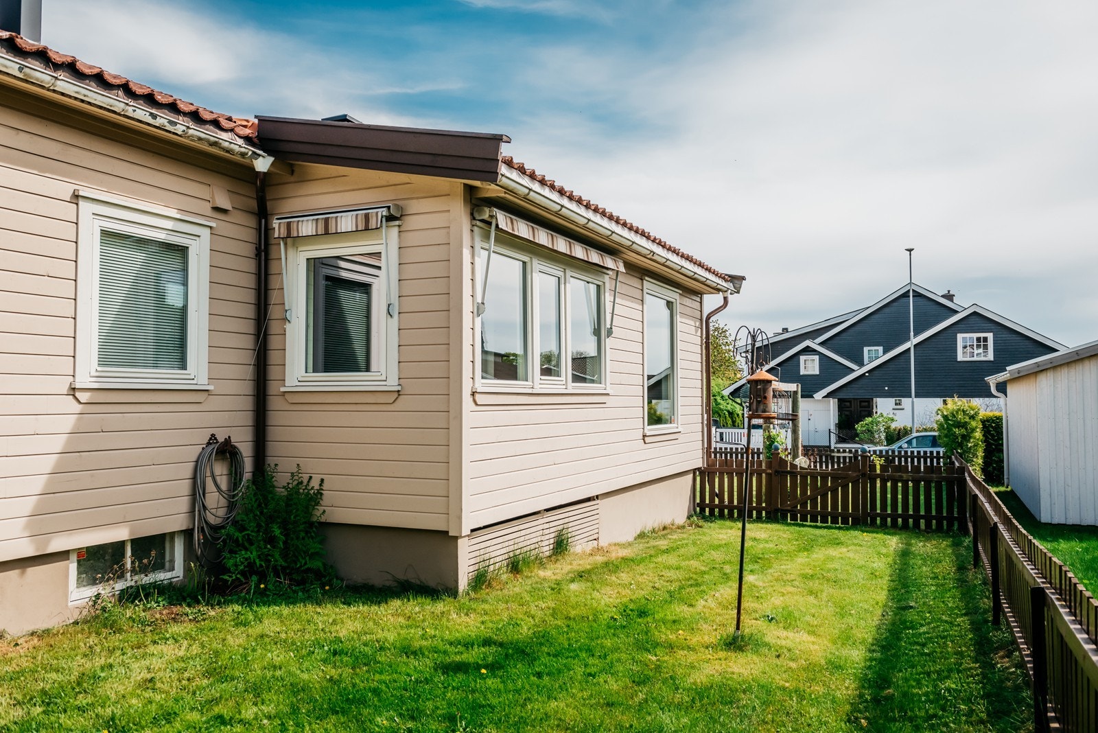 Hagen kranser om hele boligen og har en usjenert terrasse på baksiden av huset. Galleribilde