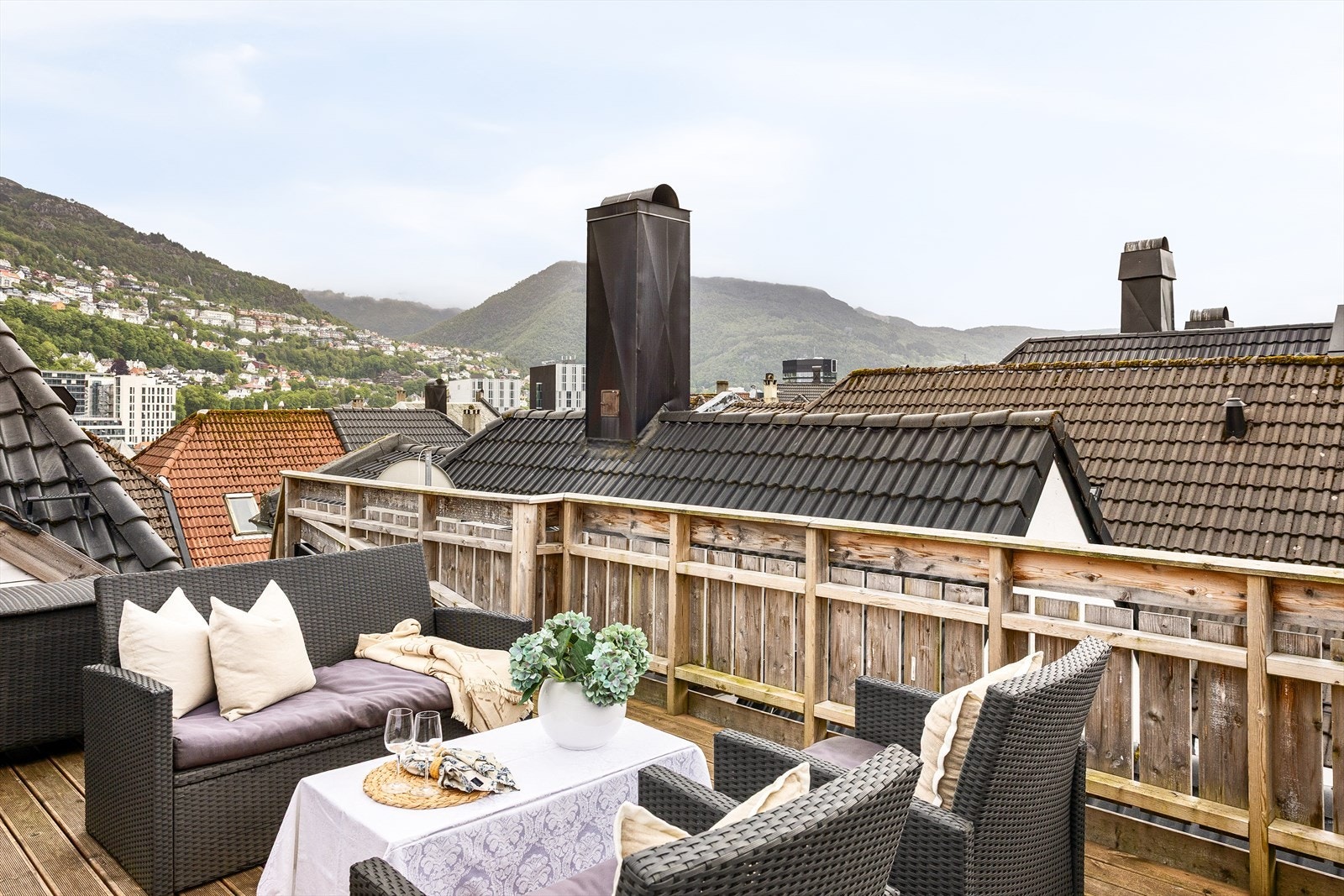 Stor felles takterrasse. Solrik og romslig terrasse på byens tak. Her kan man nyte fin utsikt og gode solforhold fra grytidlig til sen kveld. Galleribilde