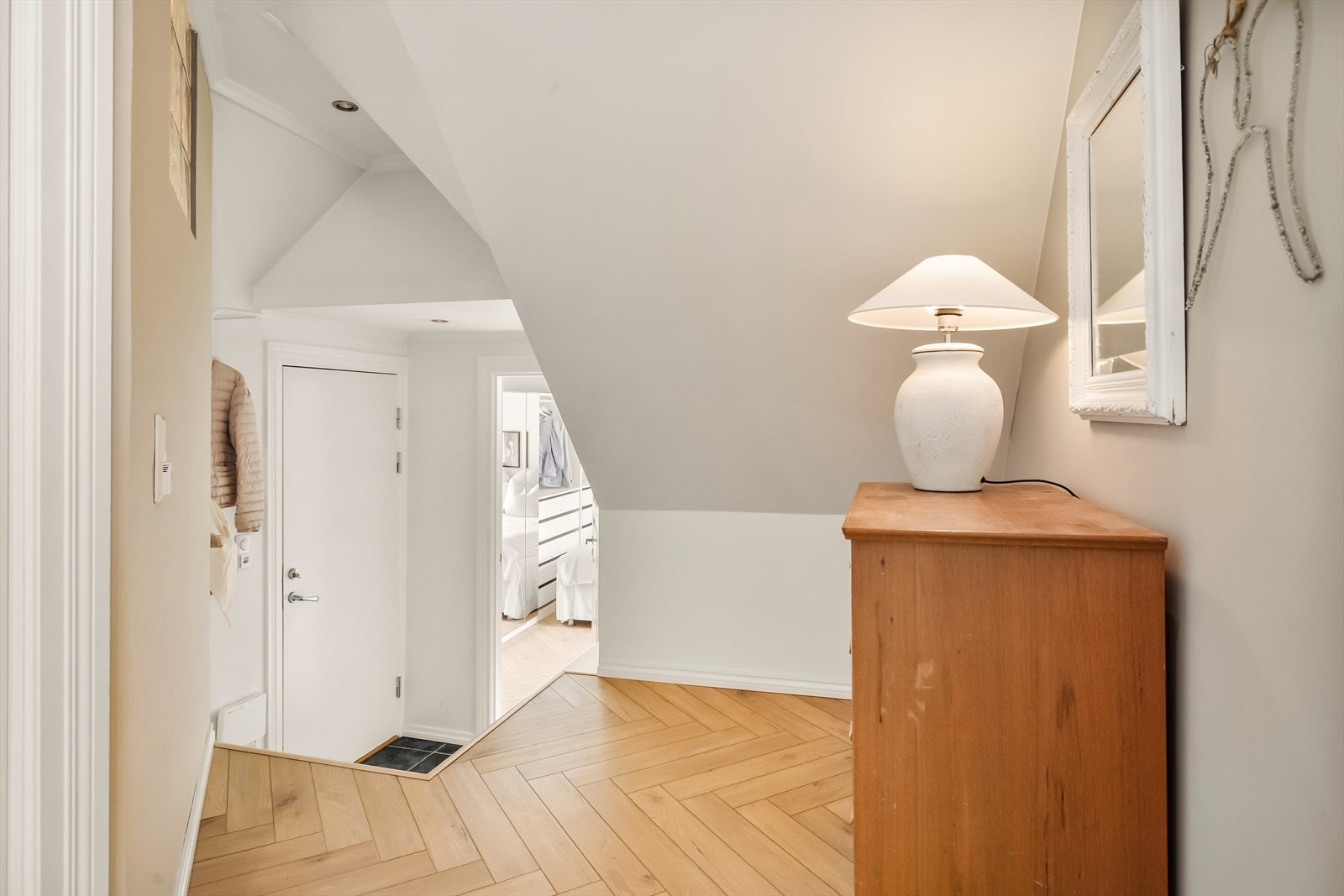Leiligheten er utformet i to høydenivåer. Soverommet ligger tilbaketrukket mot rolig bakgård, uten naboer verken over eller på sidene. Galleribilde
