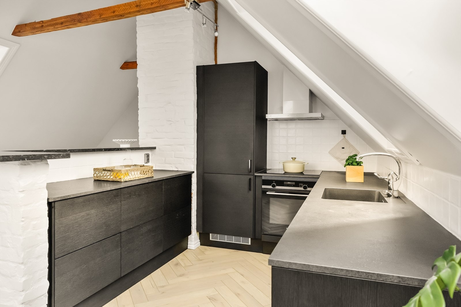 Kjøkkenet har en innredning fra kvalitetsleverandøren Sigdal, og ble montert i 2019. Innredningen har slette fronter, og laminat benkeplate med underlimt vask av kompositt. Galleribilde
