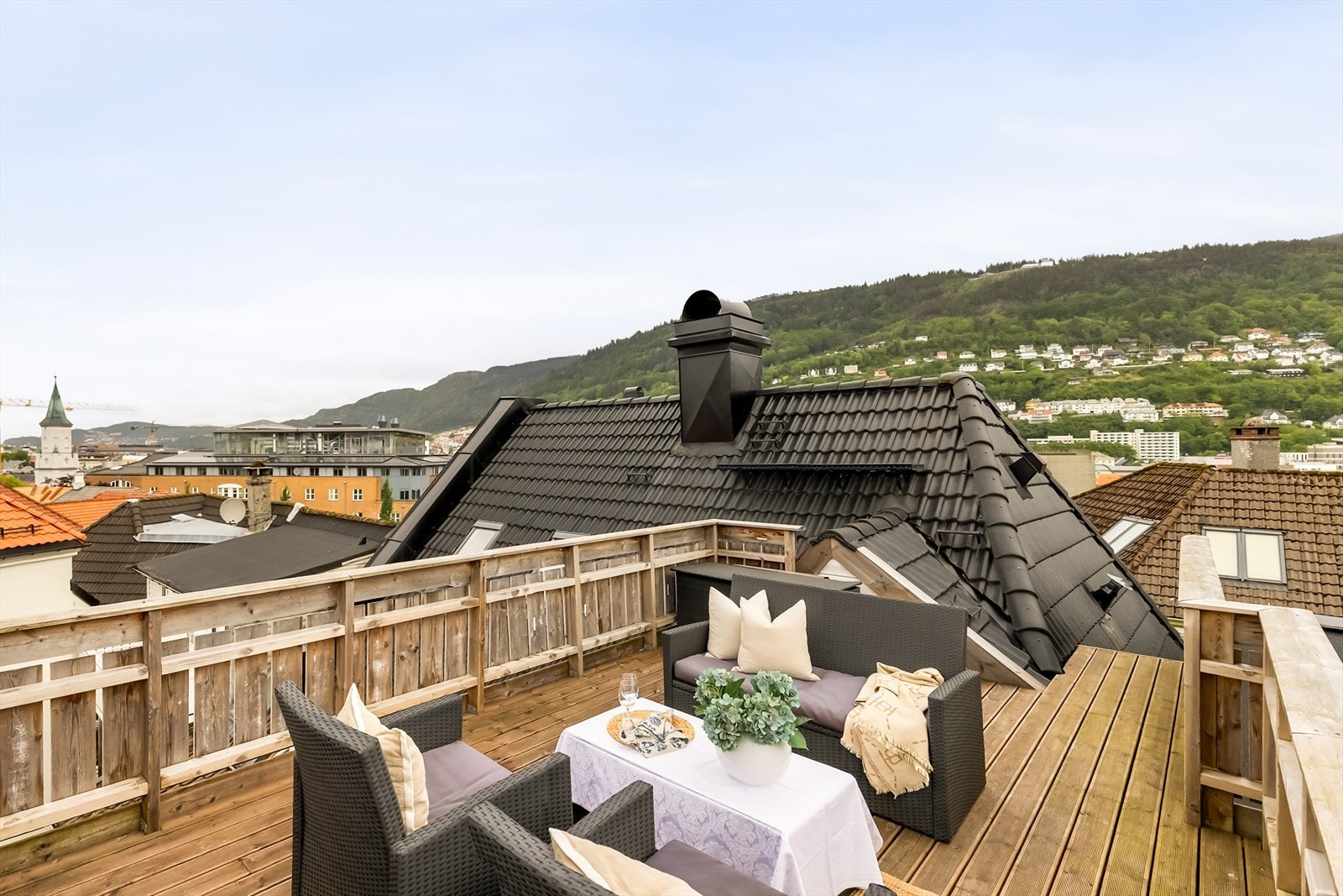 Deilig takterrasse med sol hele dagen og nydelig utsikt. Galleribilde