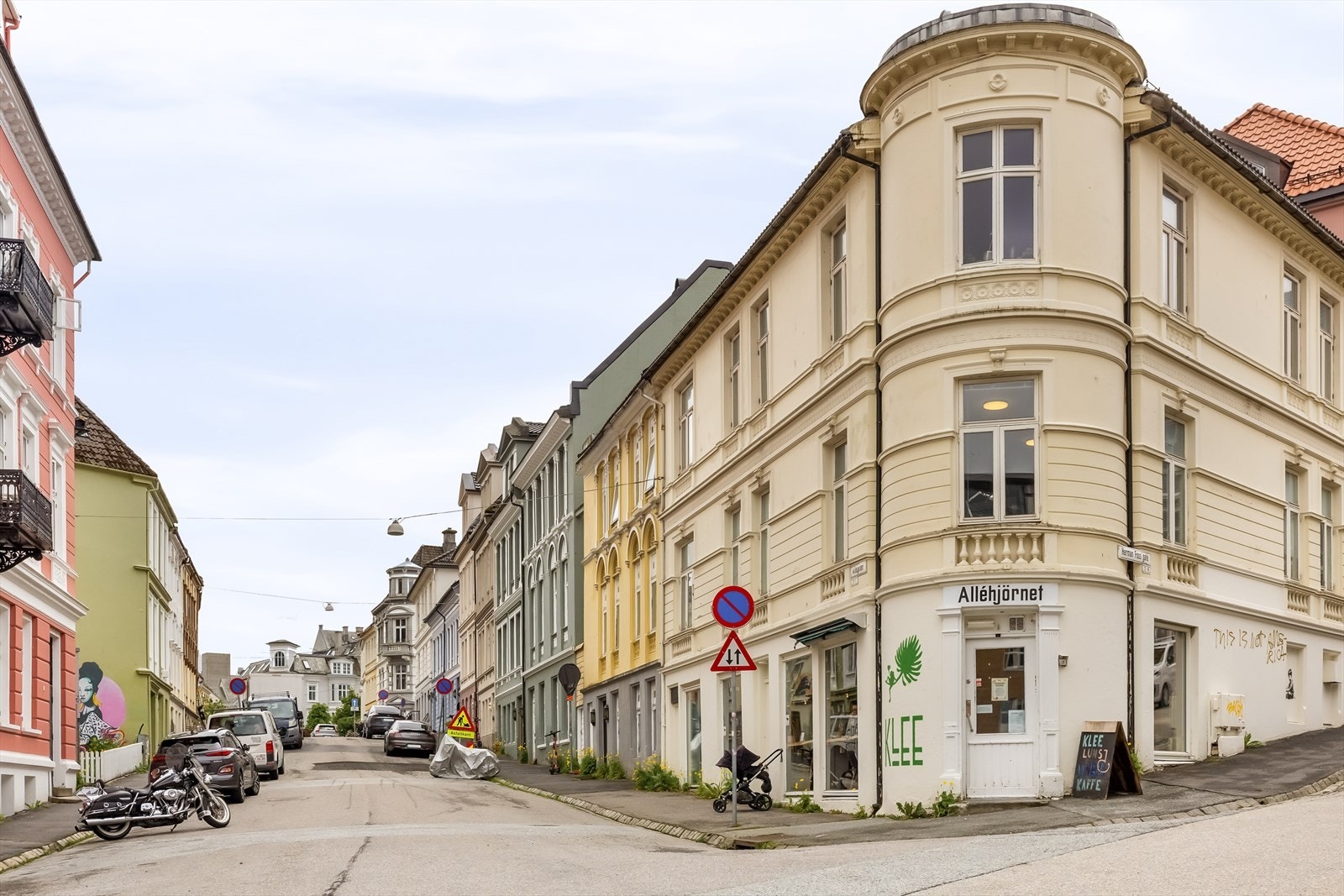 Velholdt bygård like ved Alléhjørnet. Lunsjbowlen på Klee Kaffé bør testes! Flere koslige serveringssteder i nabolaget. Galleribilde