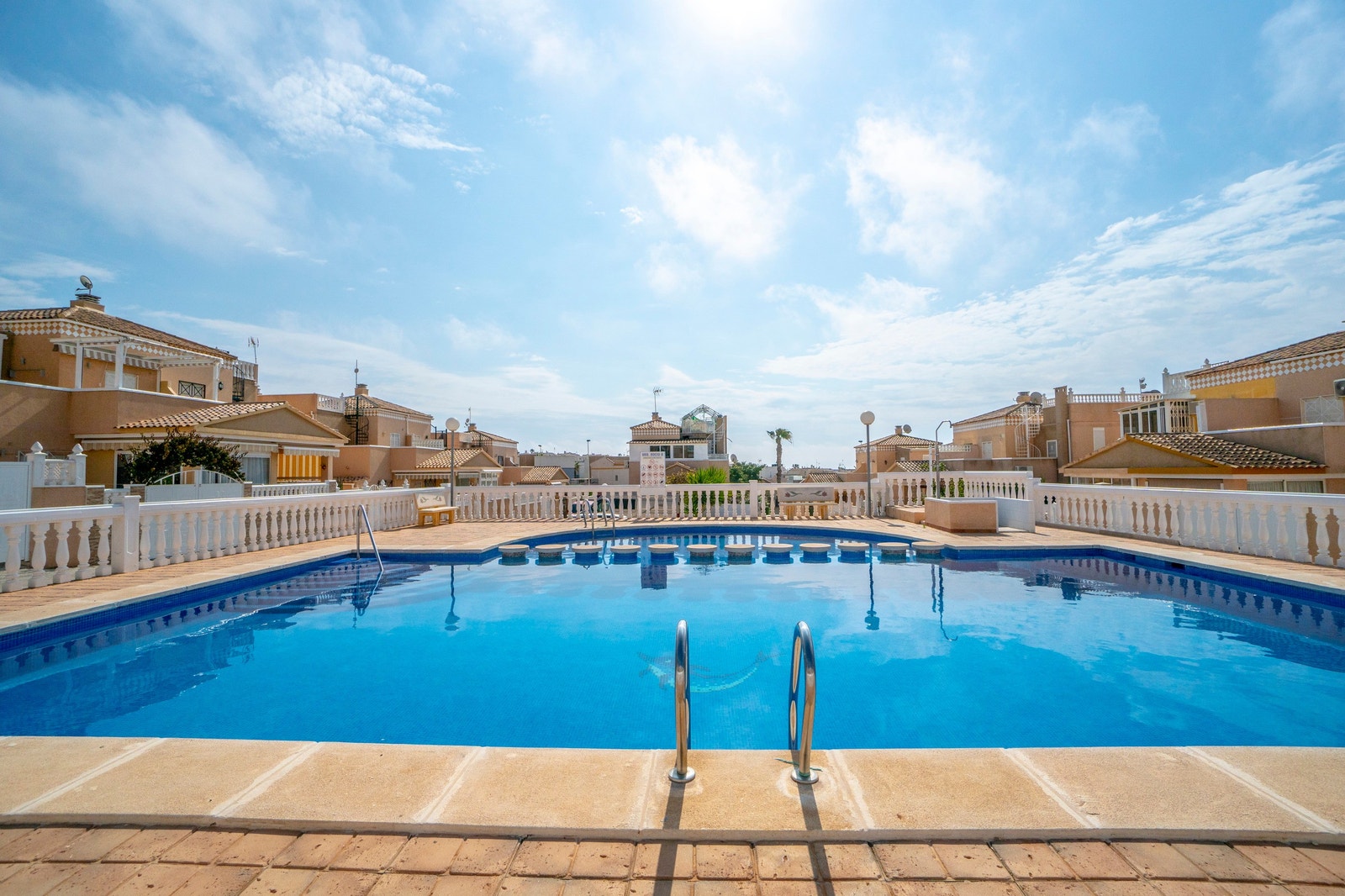 FELLES SVØMMEBASSENG Galleribilde