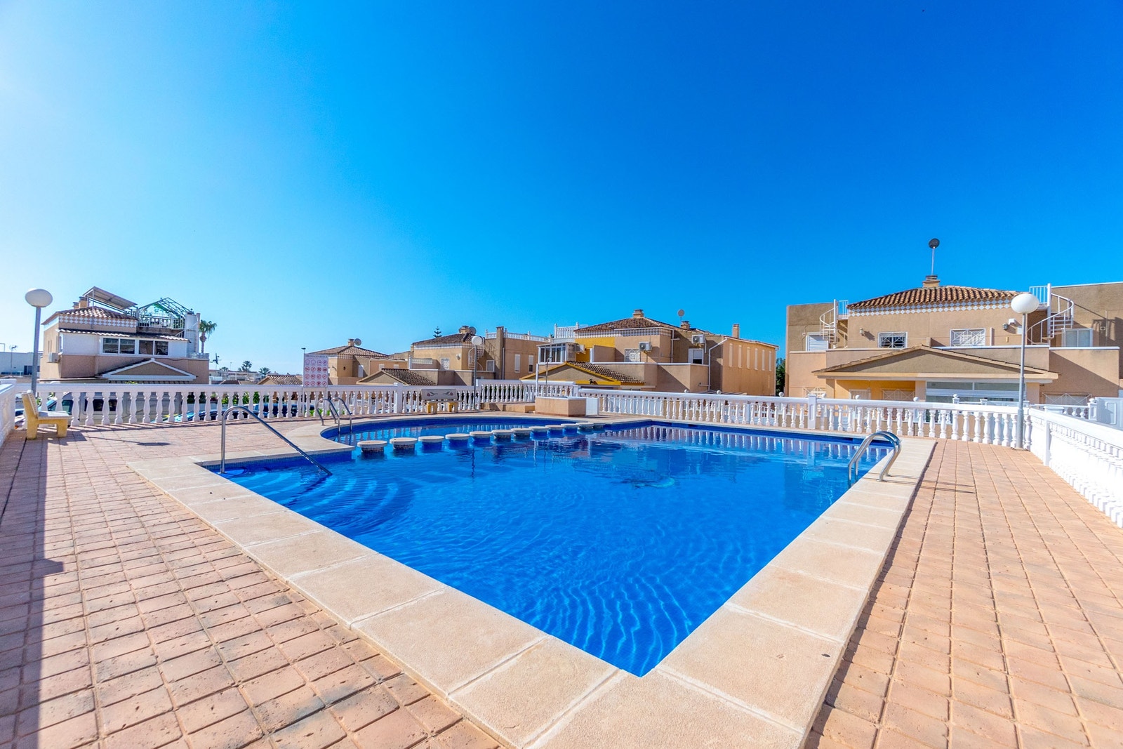 FELLES SVØMMEBASSENG Galleribilde