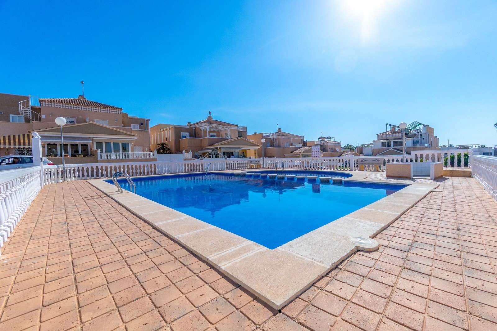 FELLES SVØMMEBASSENG Galleribilde