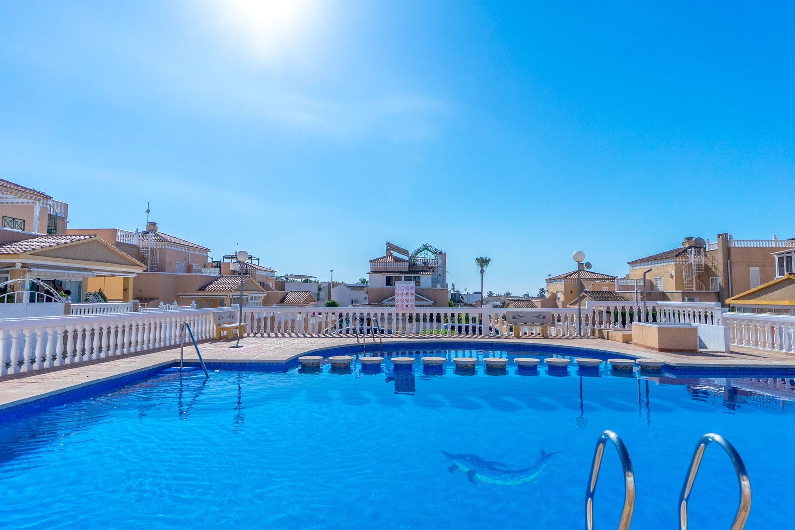 FELLES SVØMMEBASSENG Galleribilde