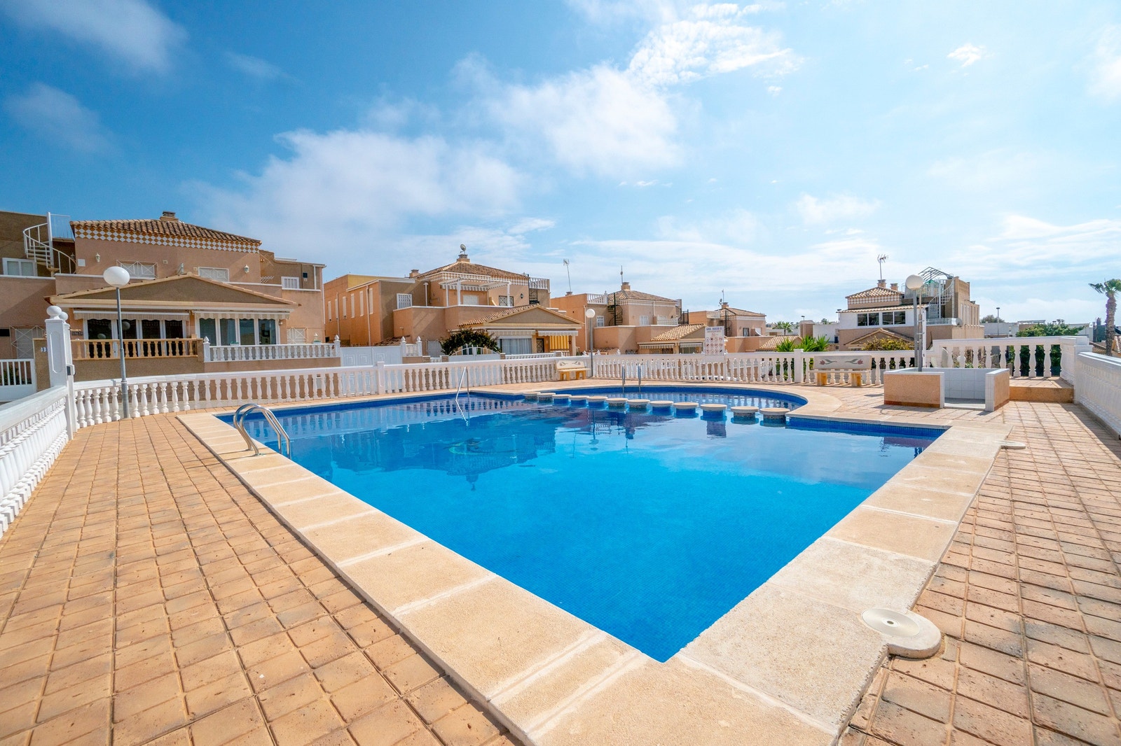 FELLES SVØMMEBASSENG Galleribilde