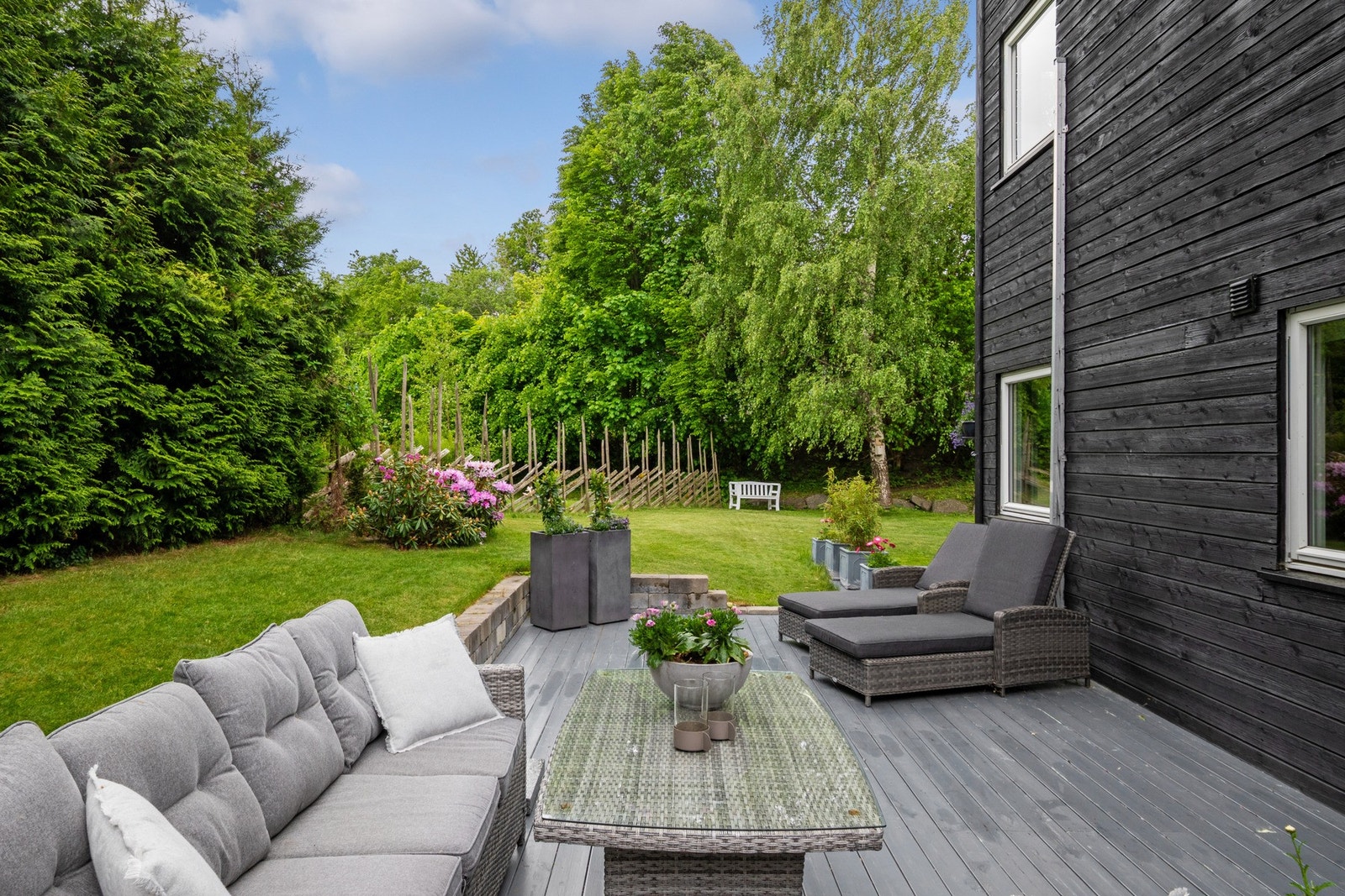 Tomten har gode solforhold fra morgen til kveld og en stor markterrasse på ca. 58 kvm mot hagen. Galleribilde