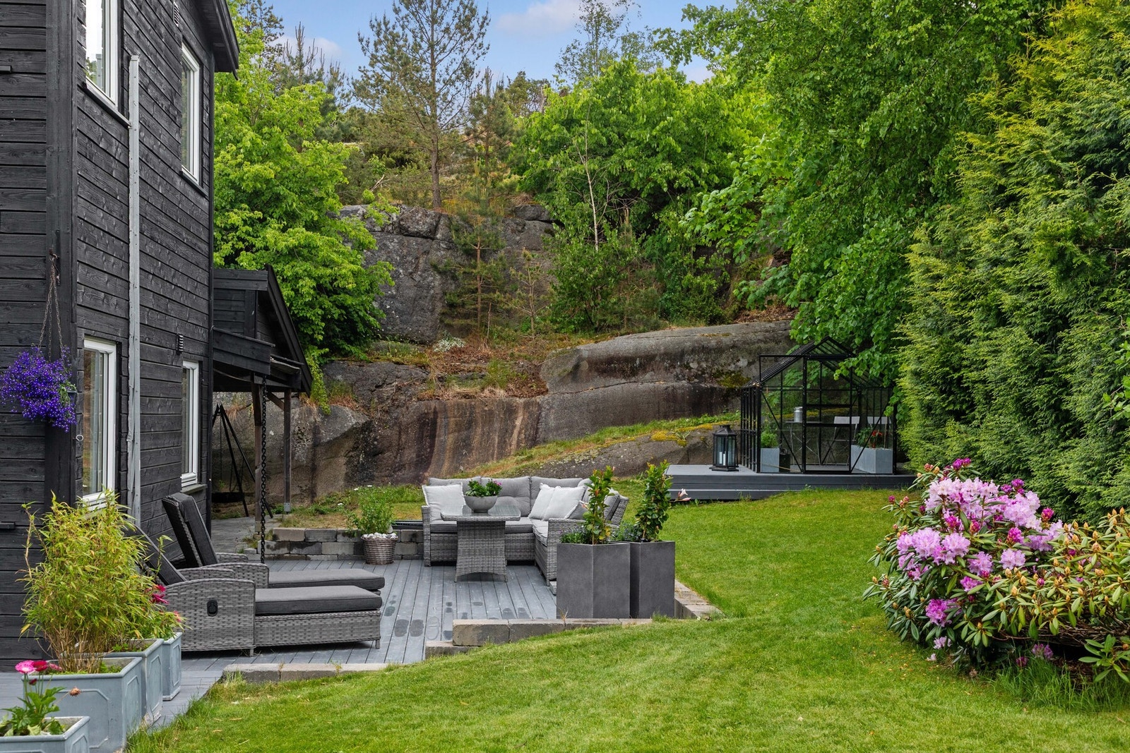 Det flotte terrassearealet ligger sydvestvendt med utsyn til egen hageidyll og har god plass til møblering i flere soner. Galleribilde