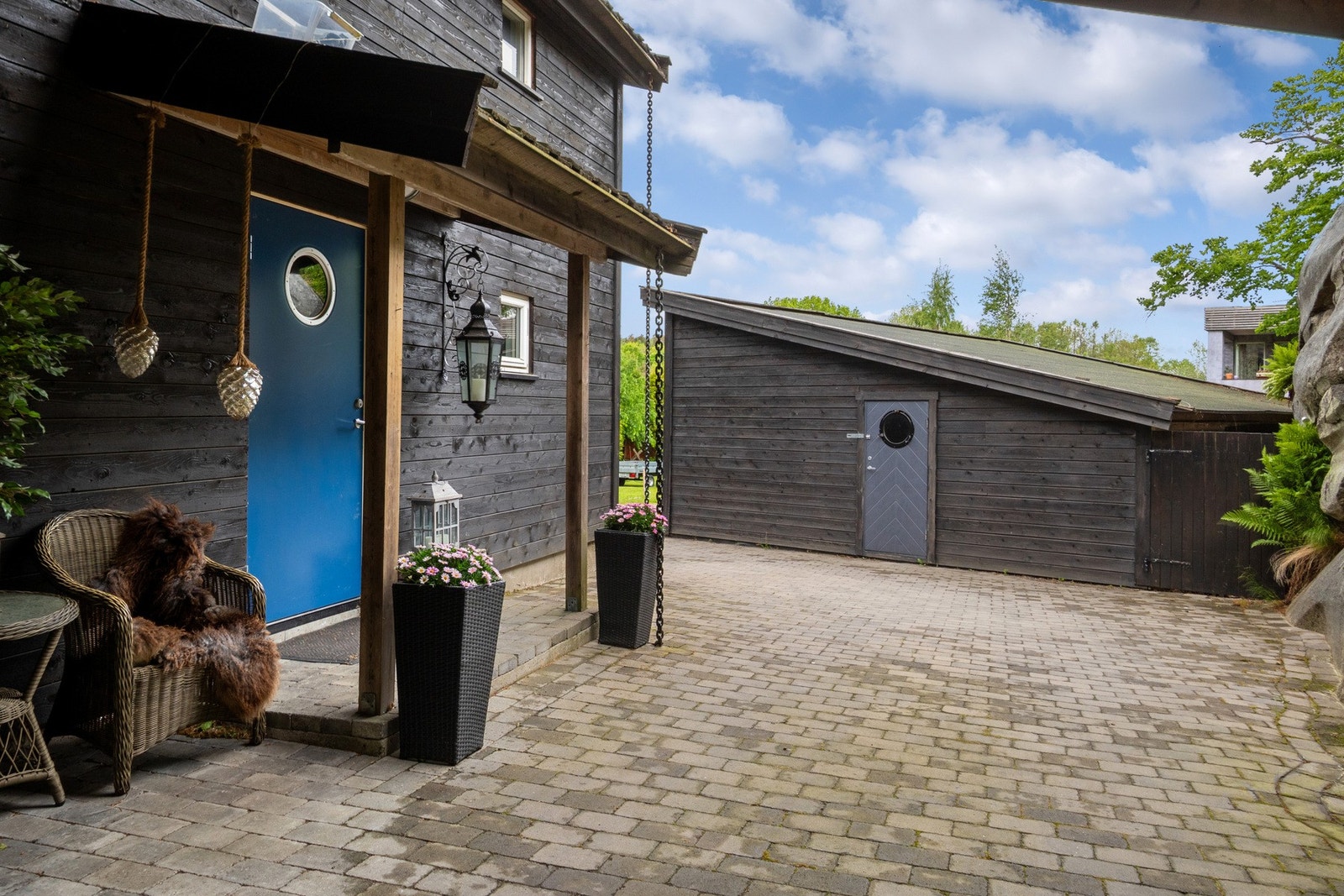 Det er plass til flere biler på tomten og eiendommen deler ellers tre gjesteplasser med naboene. Galleribilde