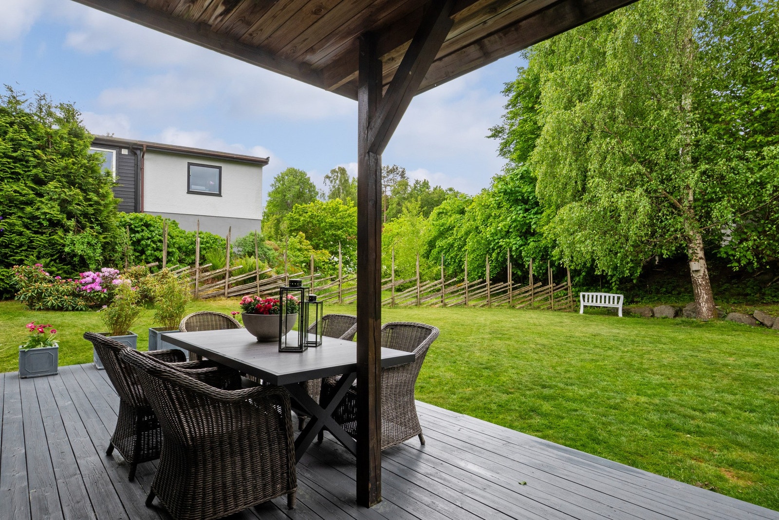 Tomten har gode solforhold fra morgen til kveld og en stor markterrasse på ca. 58 kvm mot hagen. Galleribilde