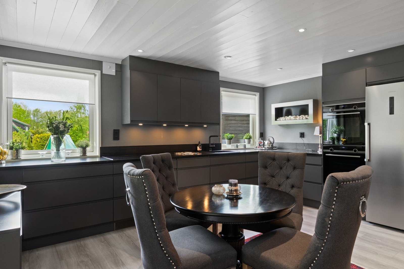 To vinduer over benken, benkebelysning og downlights bidrar til en ekstra lys og trivelig arbeidssone. Galleribilde