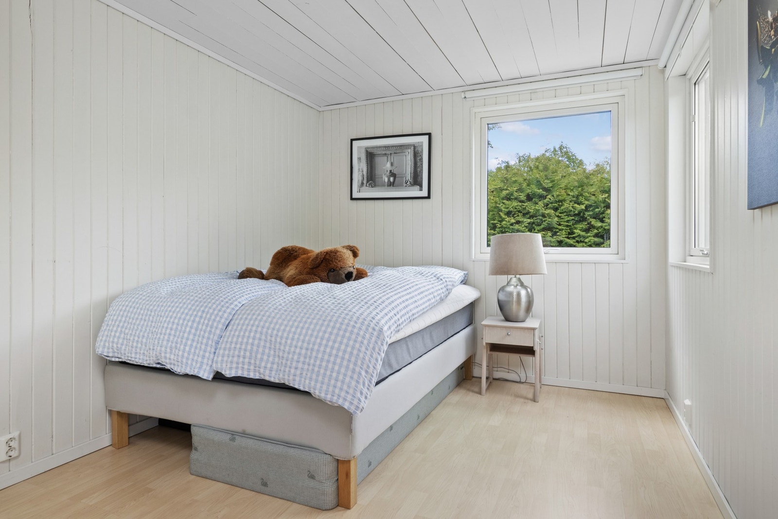 Soverommene i 2. etasje har laminatgulv, lysmalte vegger og hvitmalt panelhimling. Galleribilde