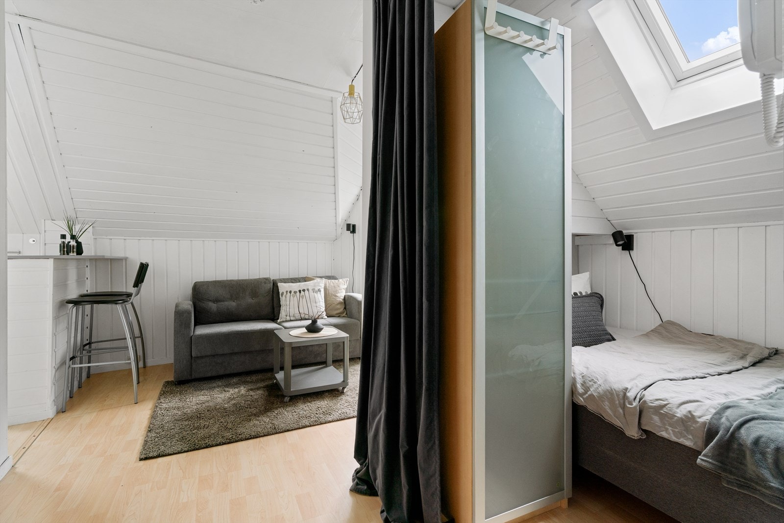 - Sovealkoven er adskilt med en lettvegg fra stuen - Galleribilde