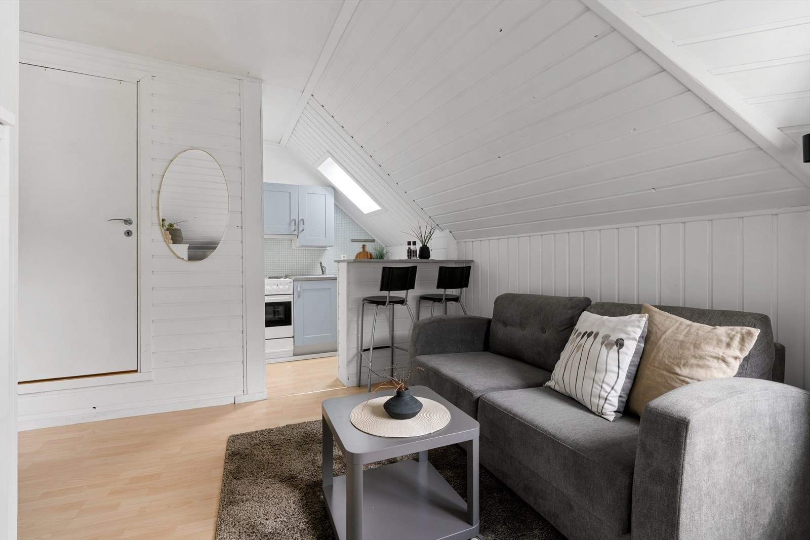 - Leiligheten ligger fint til byggets tredje etasje og inneholder stue/kjøkken, alkove og bad - Galleribilde