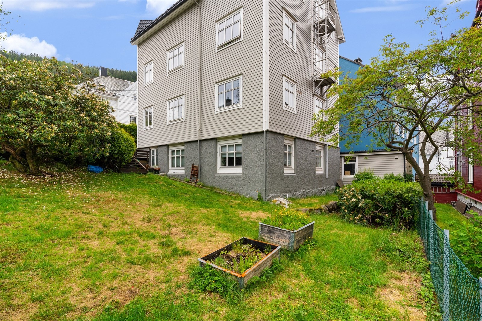 - I tillegg har borettslaget en pent opparbeidet hage - Galleribilde