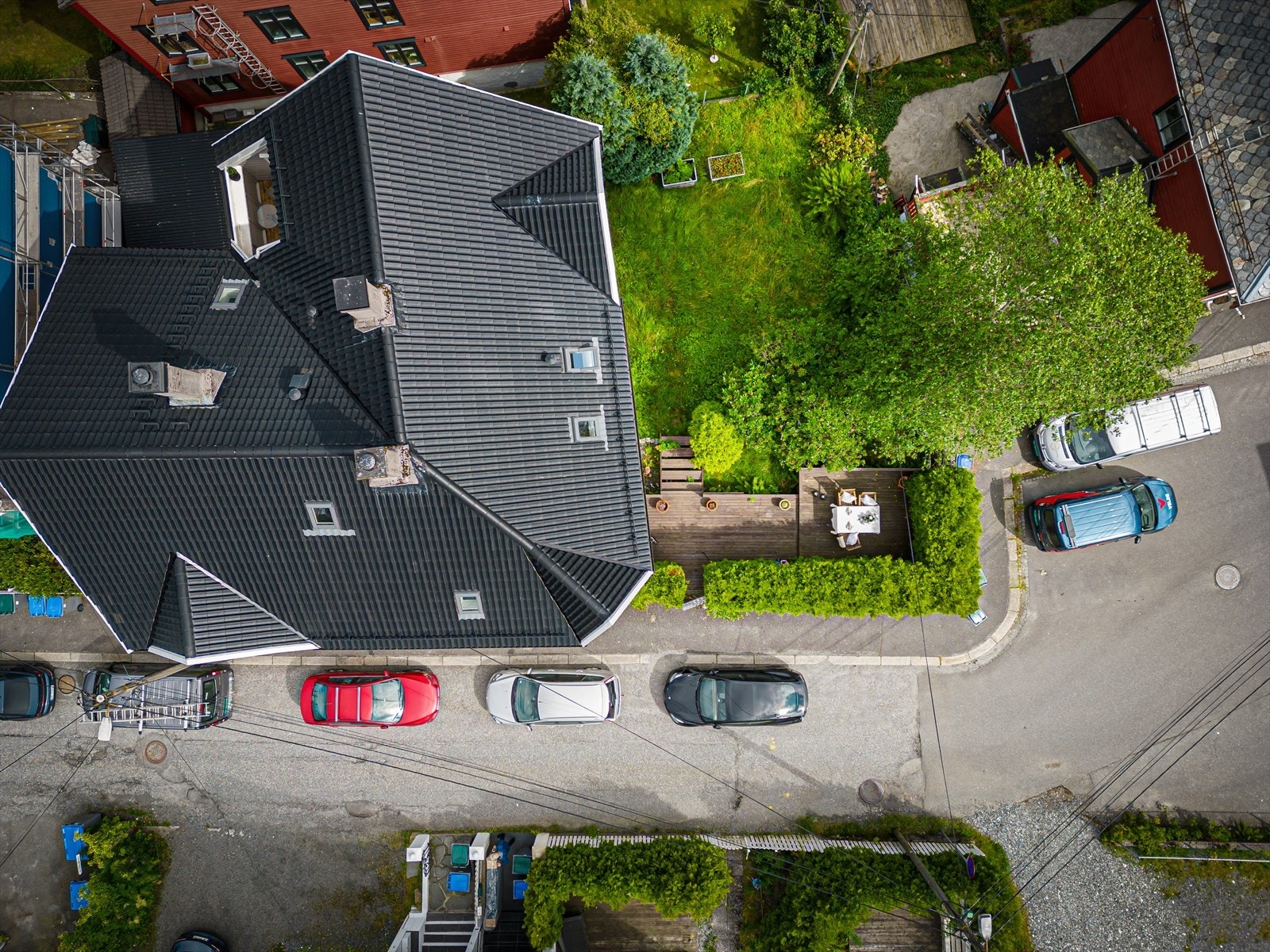 - Parkering i offentlig gate etter gjeldende bestemmelser. Det er soneparkering i området - Galleribilde