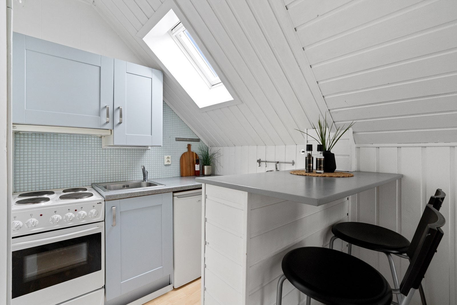 - Praktisk kjøkkenøy som gir ekstra benkeplass og en hyggelig plass for måltider - Galleribilde