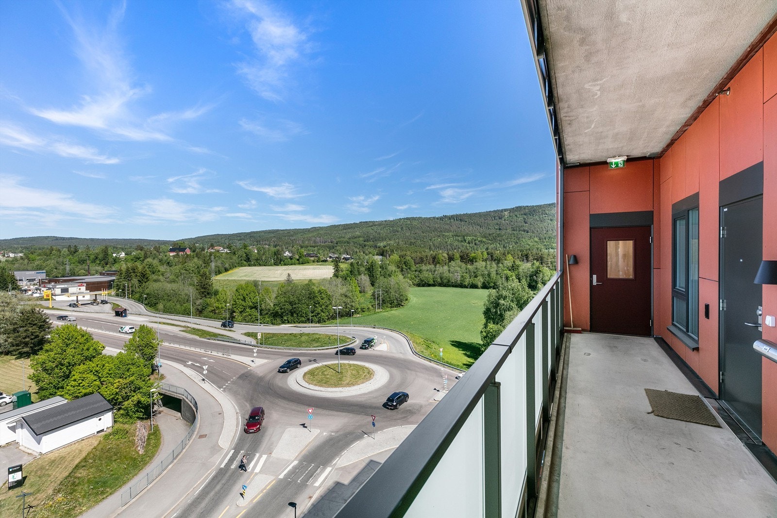 Svalgangen utenfor leiligheten som ligger i enden av svalgangen. Dør inn til boder for leiligheter i etasjen. Galleribilde