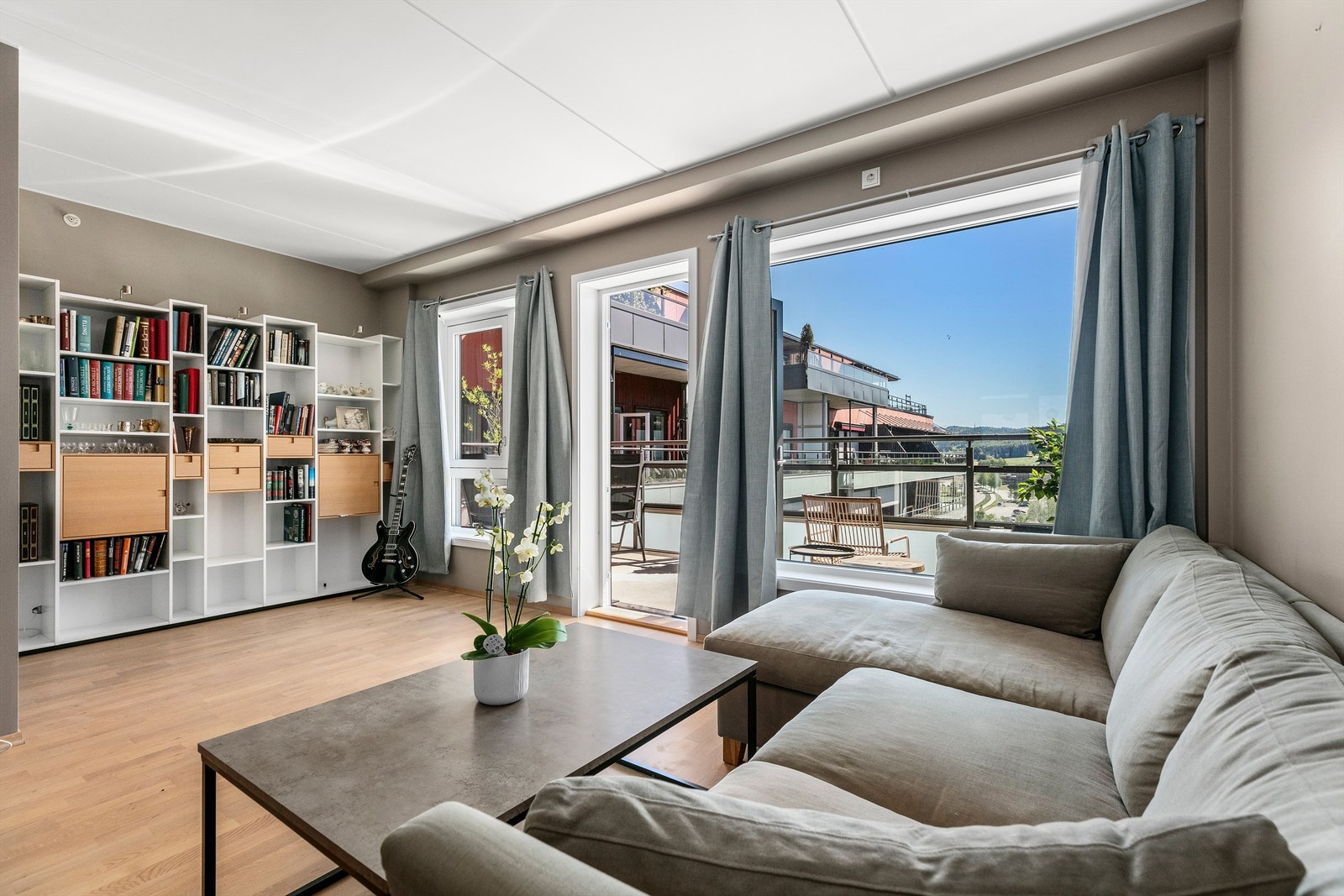 Lys og trivelig stue med fin plass til både sofakrok og spisestue bord. Galleribilde