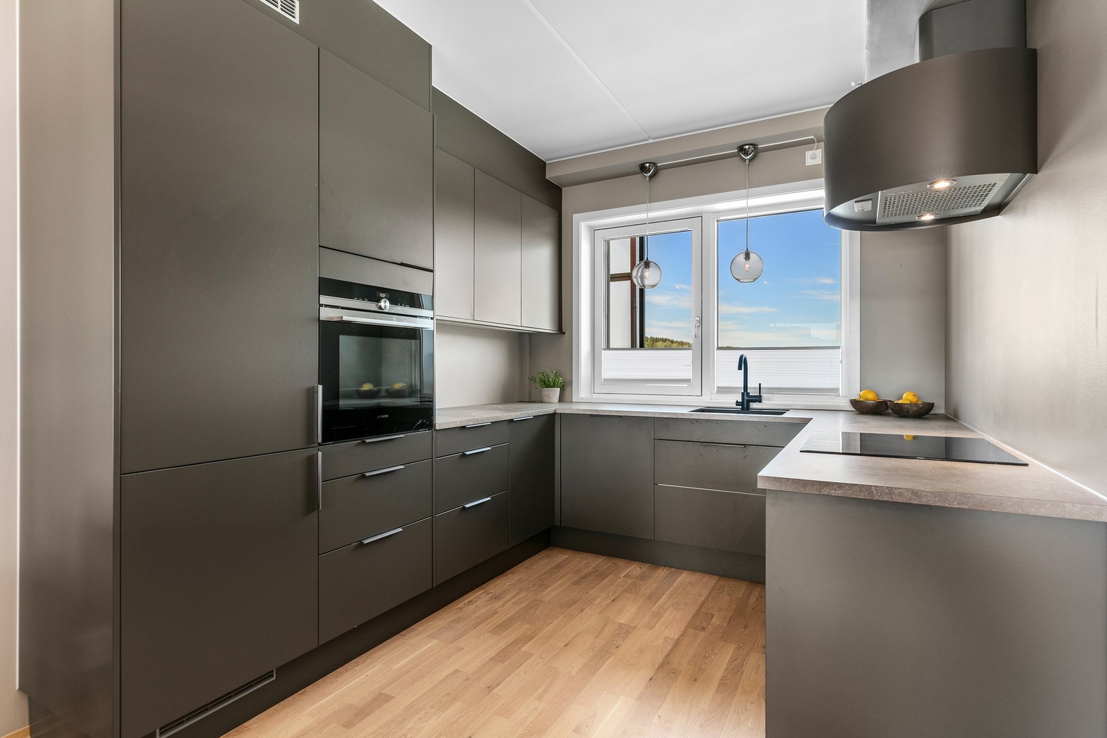 Stilig moderne kjøkken fra Sigdal med matte fronter. Integrerte hvitevarer med stekeovn, induksjon platetopp, oppvaskmaskin og kjøl/frys følger salget. Galleribilde