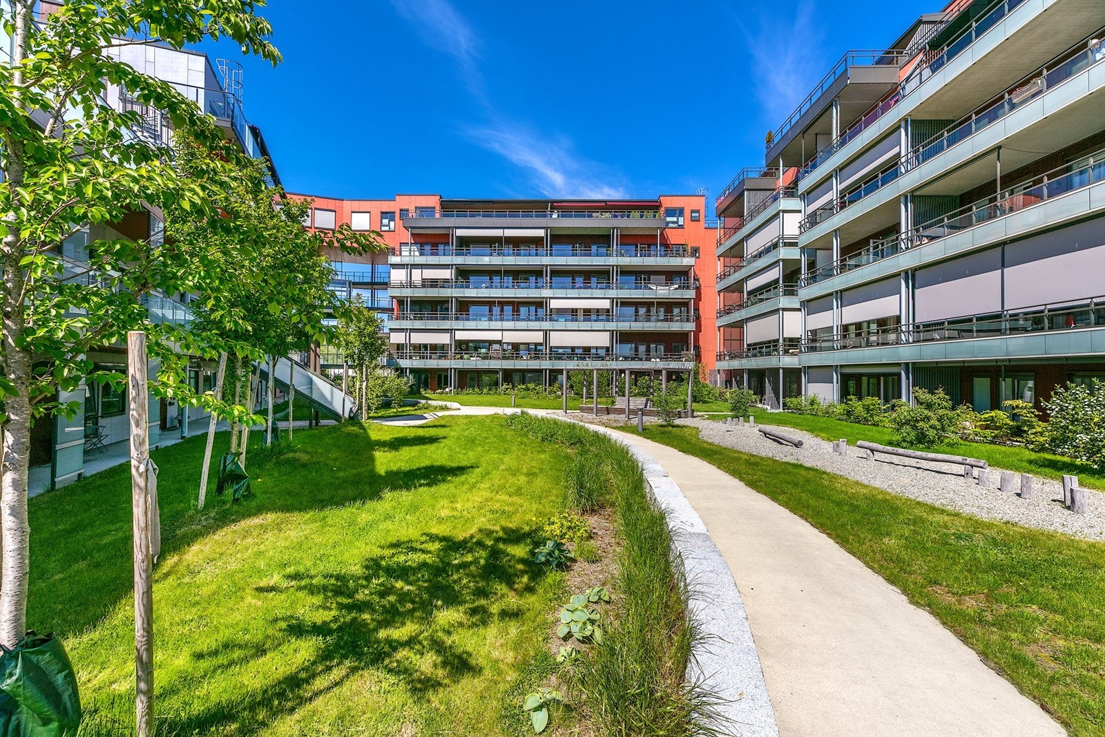 Nydelige fellesarealer for sameiet med plener og adkomststier, samt fine sittegrupper og terrassearealer. Galleribilde