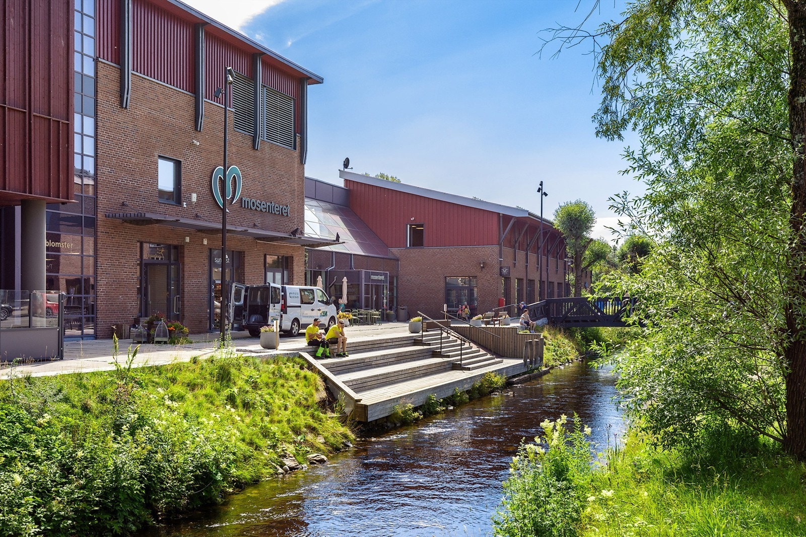 Mosenteret ligger i umiddelbar nærhet med flere butikker, serveringssted og vinmonopol Galleribilde