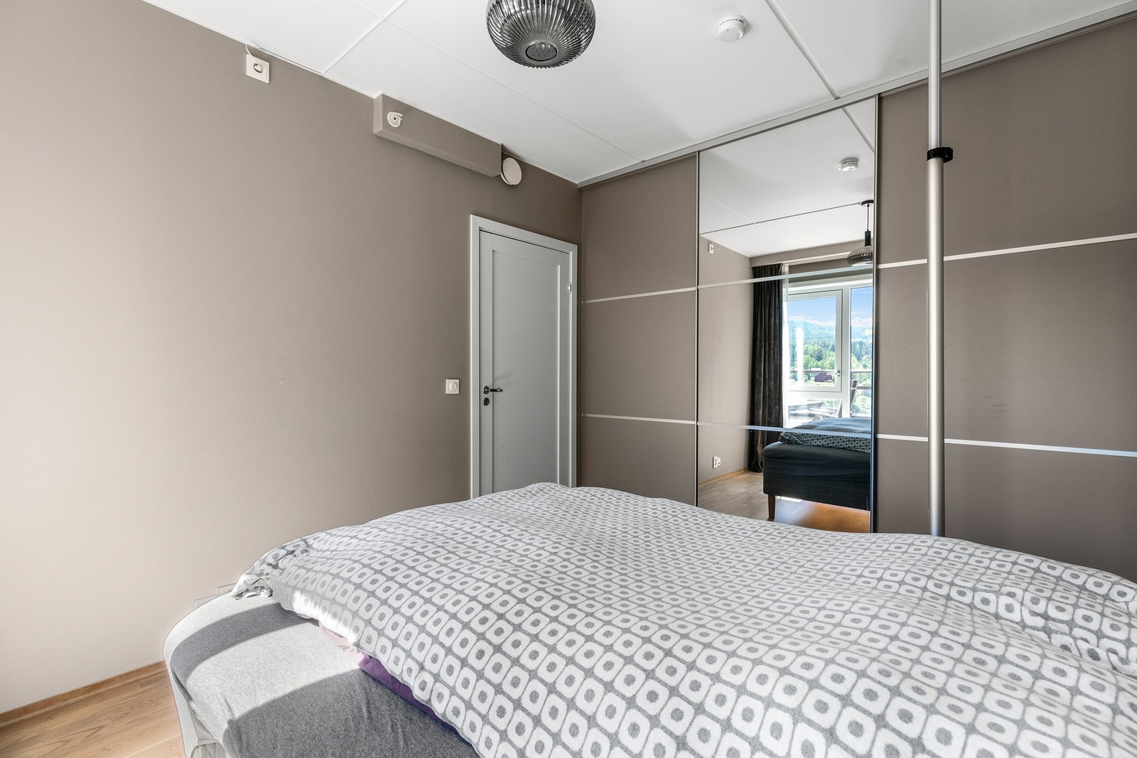 Hovedsoverommet har en pen og romslig skyvedørsgarderobe Galleribilde