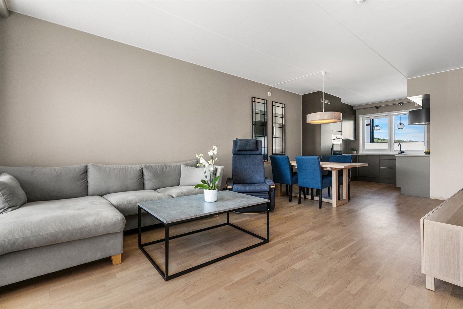 Stue mot kjøkken og spisestueplassen Galleribilde