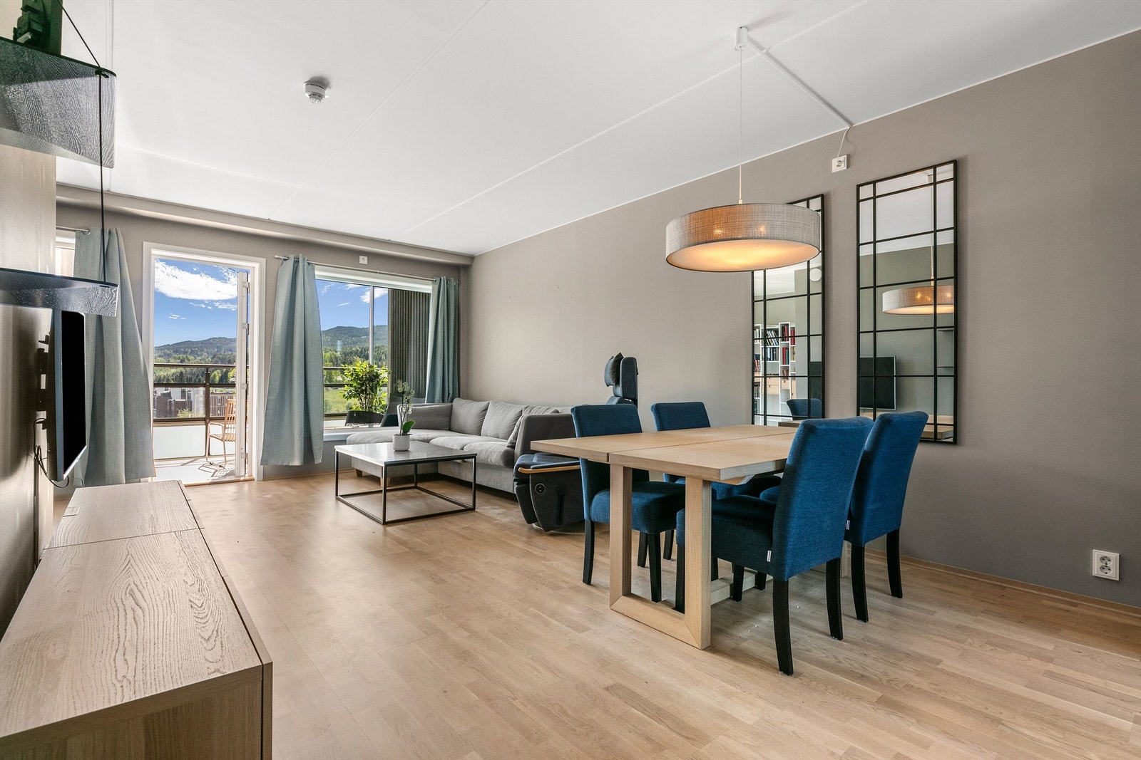 Stua har god plass og fint lysinnslipp, moderne fargevalg skaper en fin atmosfære Galleribilde