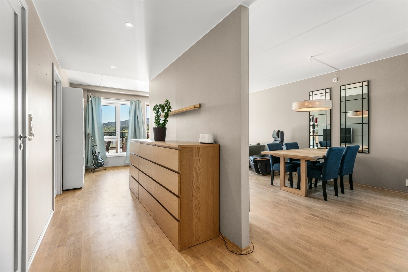 Romdeler gir fint dele i leiligheten og plasseringsmulighet for oppbevaring Galleribilde