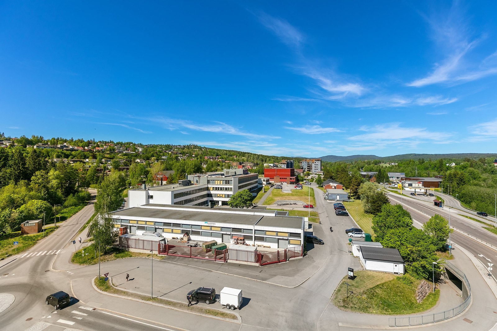 Fra svalgangen utenfor inngangsdøren er det også flott utsikt nordover til nærområdet Galleribilde