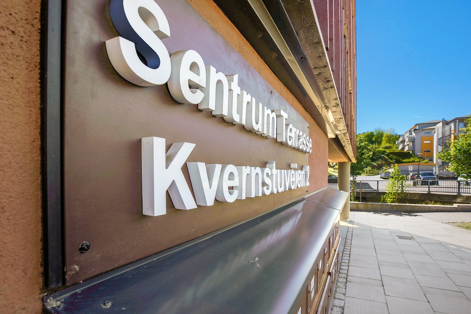 Leiligheten ligger i Sentrum Terrasse sameie i Nittedal sentrum med butikksenter og mange servicetilbud i umiddelbar nærhet, buss går rett utenfor blokken. Galleribilde