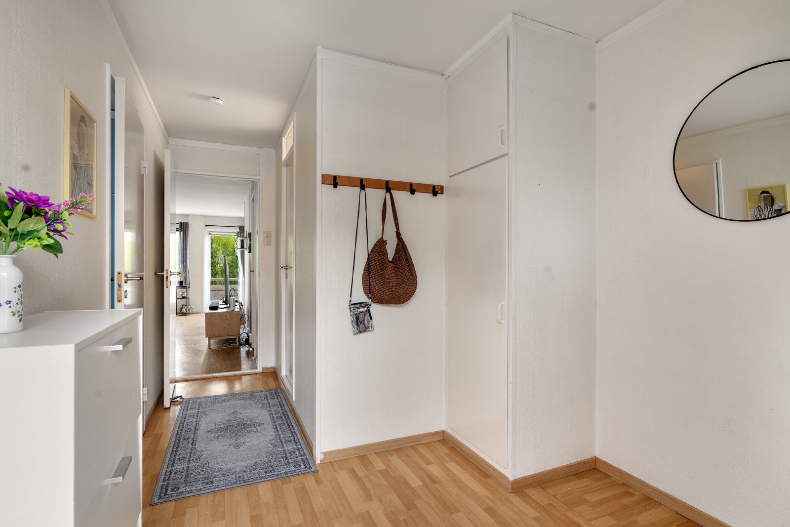Innenfor døra blir man møtt av en romslig entré med god plass til oppbevaring av klær og sko. Galleribilde