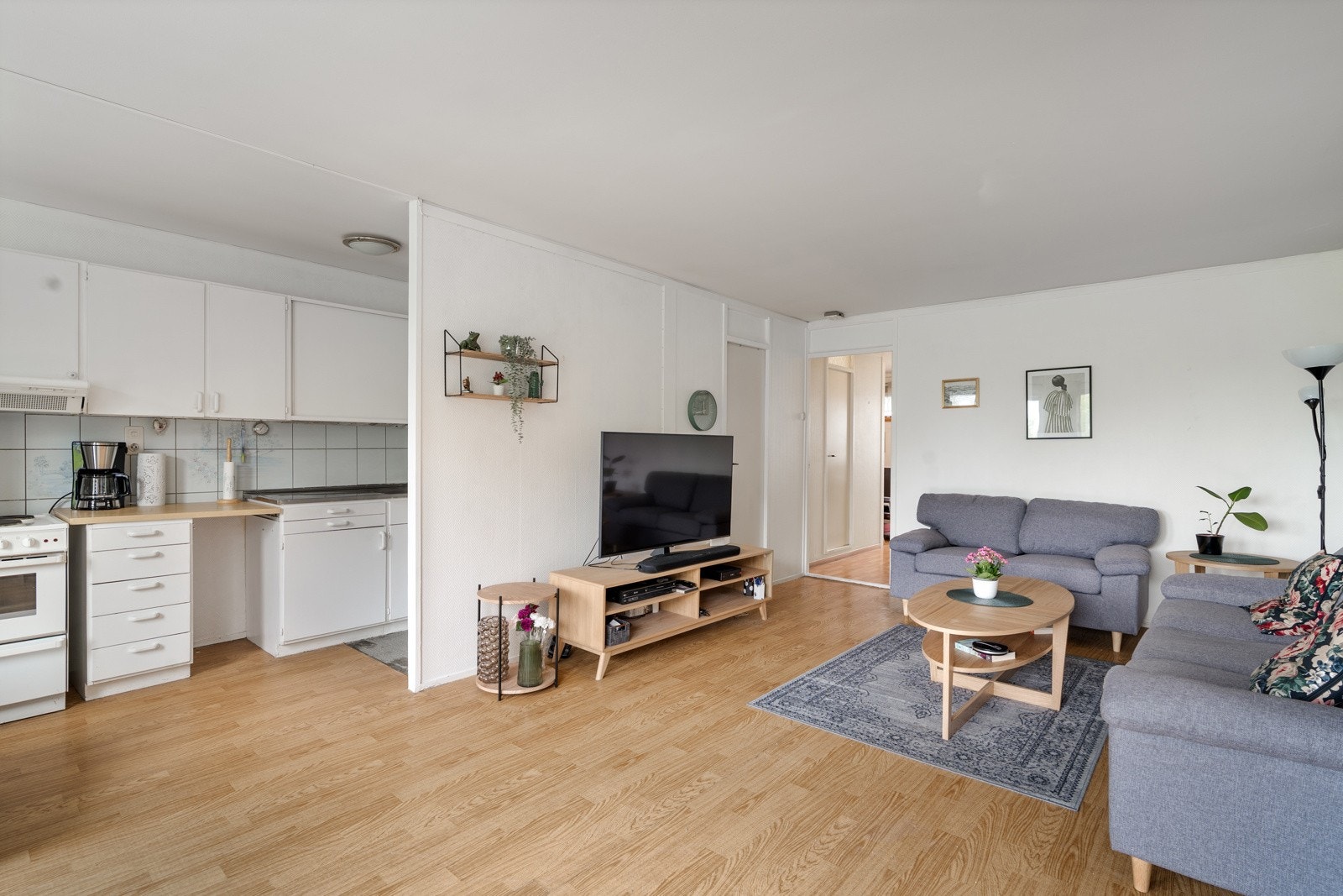 Oppholdsrommet i form av stue og kjøkken måler 29,5 kvm. Galleribilde