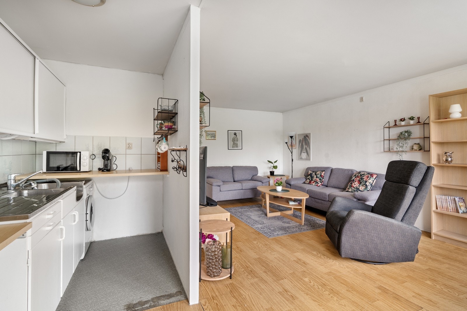 Det er oppvarming gjennom vannbåren varme i radiatorer, som er inkludert i de månedlige felleskostnadene. Dette gjelder følgelig også forbruk av varmtvann. Galleribilde