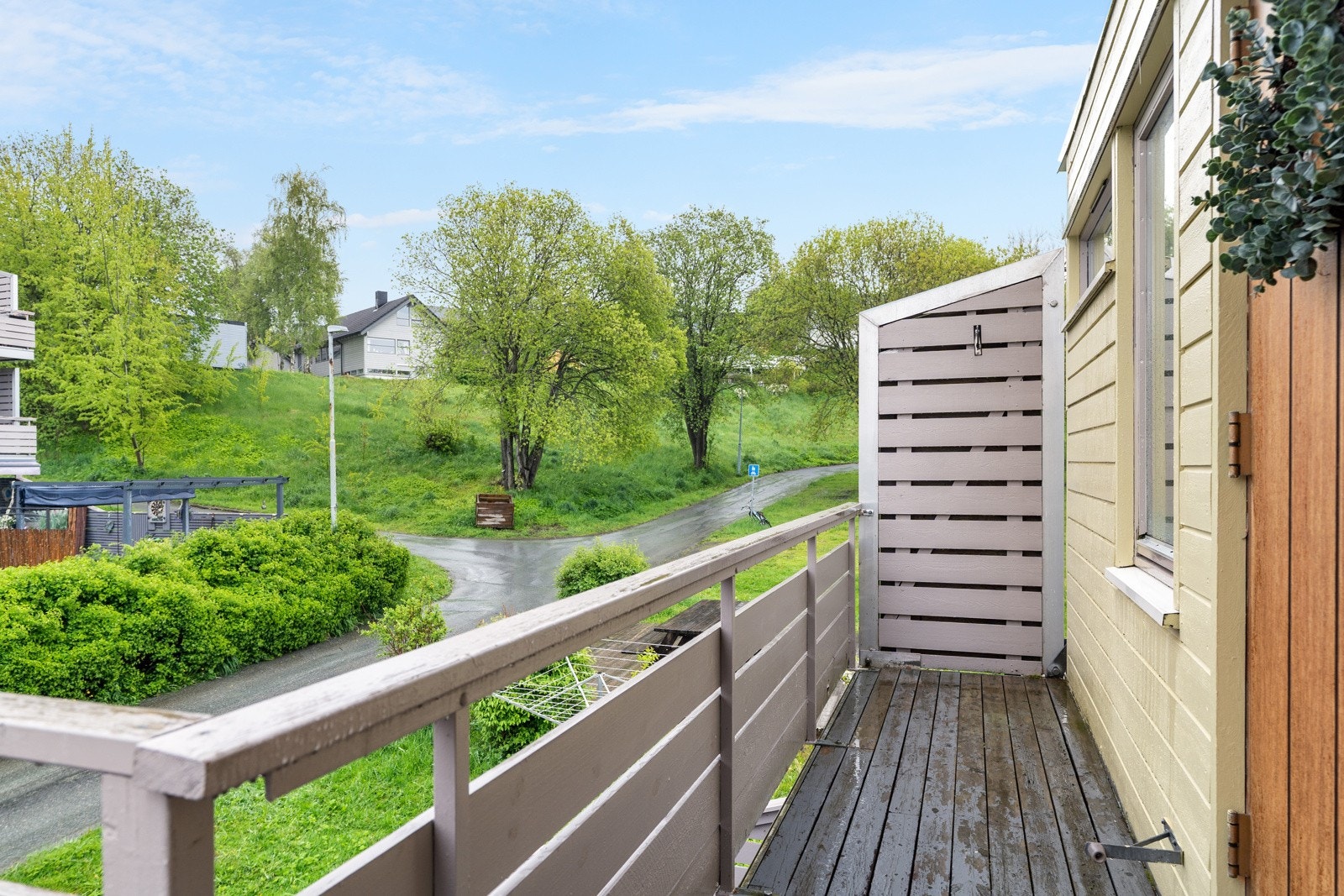 En ekstra kvalitet er de to uteplassene; én mot øst og én mot vest, noe som gir deg muligheten til å nyte morgenkaffen i sola og lange sommerkvelder ute. Galleribilde