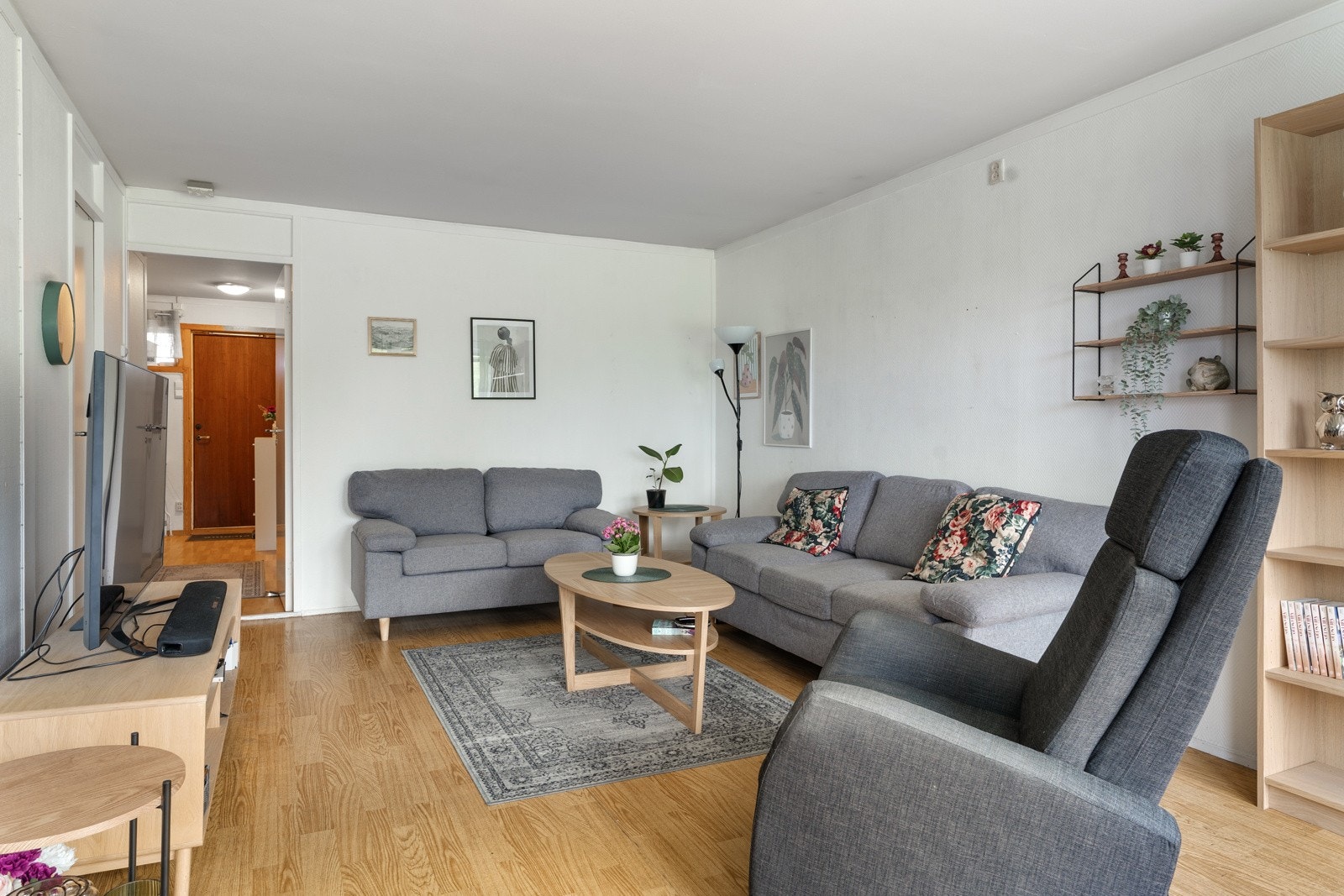 Stor stue med plass for flere møbelsoner. Galleribilde